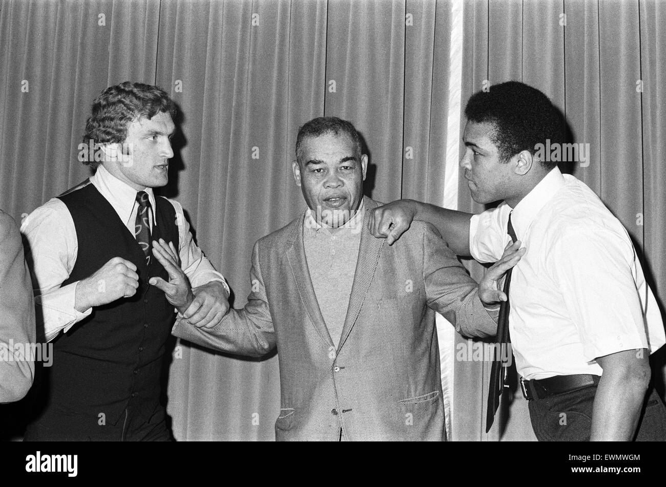 Muhammad Ali and Joe Bugner at a press conference for their upcoming fight. 11th December 1972 Stock Photo