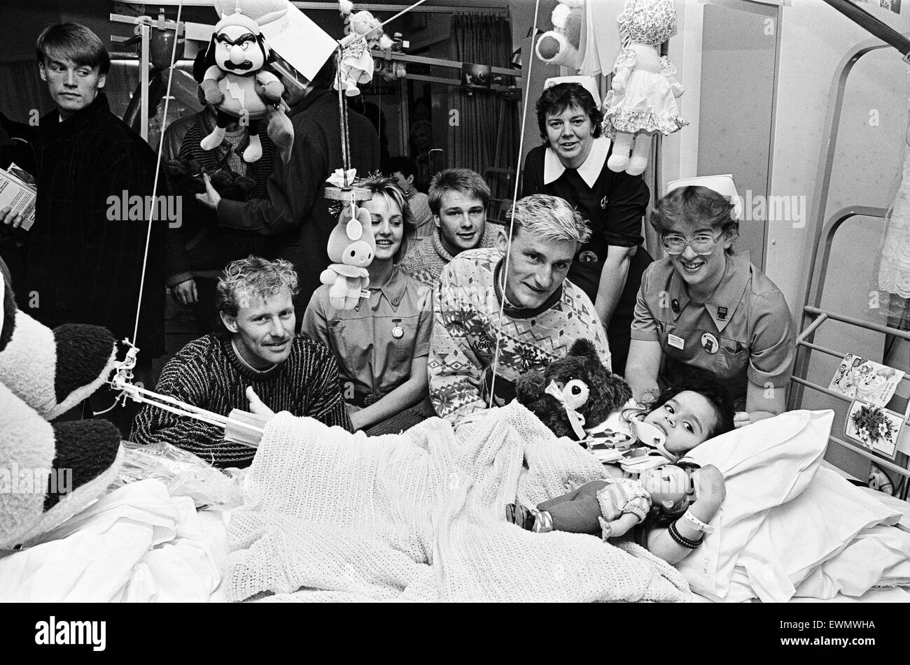 Middlesbrough footballers hand out presents donated by kind-hearted Teessiders to the Evening Gazette's Give a Little appeal to children at Middlesbrough General Hospital. Tony Mowbray, centre, gives three-year-old Itrat Iqbal, a new doll and teddy bear, Stock Photo