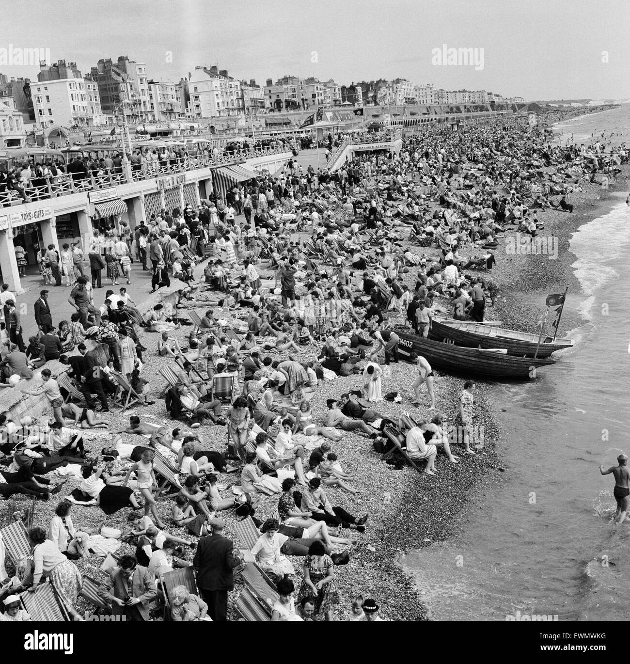 Holidaymakers enjoy the August Bank Holiday in Brighton, East Sussex.  5th August 1962. Stock Photo