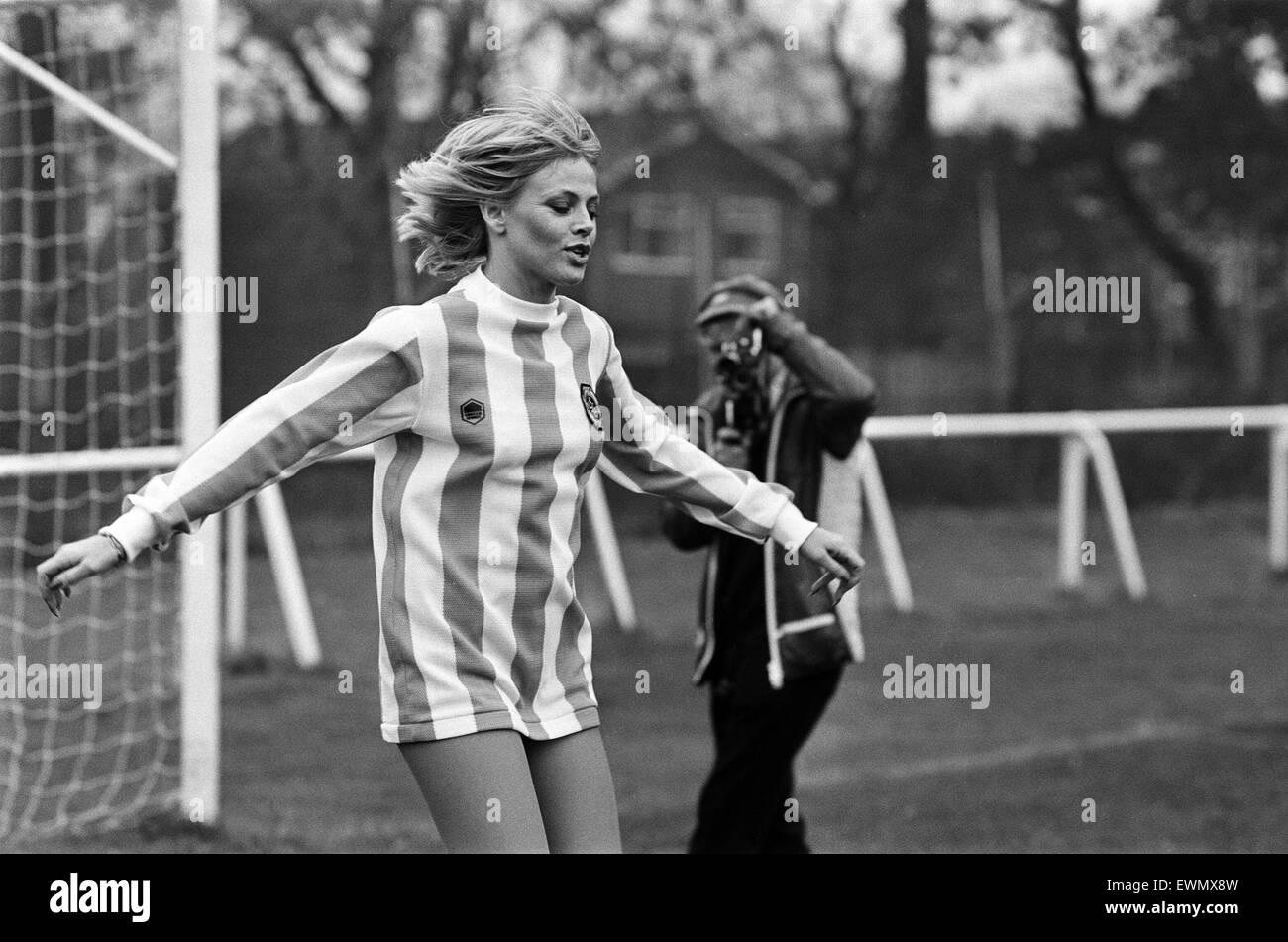 Britt Ekland trains with Wolverhampton Wanderers F.C. 22nd November 1979. Stock Photo