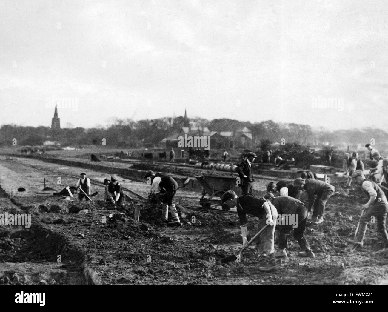 Cutting a new road, Manchester to Liverpool. Near Sparrow Hall, Fazakerley, Liverpool. Circa 1927. Stock Photo