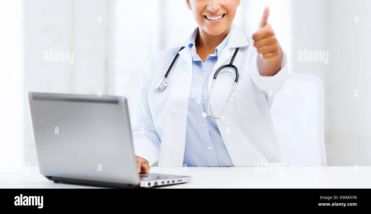 Doctor laptop showing thumbs up hi-res stock photography and images - Alamy