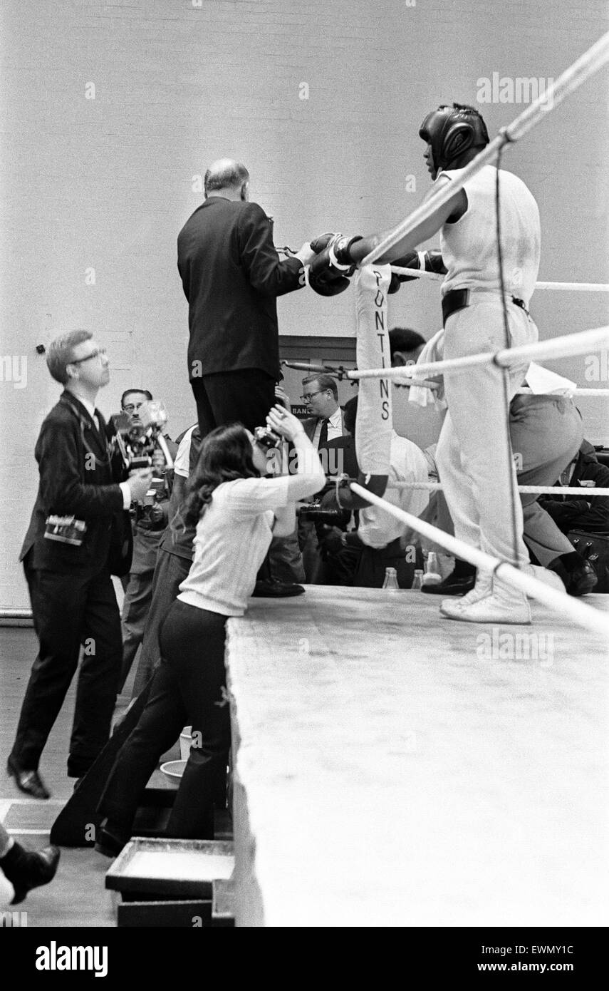 Cassius Clay later to become Muhammad Ali training for his second clash with British Heavyweight Henry Cooper. 1st May 1966 Stock Photo