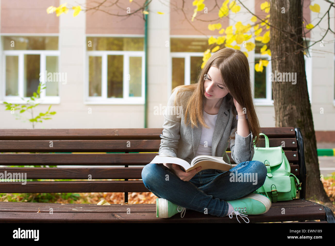 Бывшая на сайте сидит. Девушка с книжкой на скамейке. Девочка сидит на скамейке. Девушка сидит на скамейке. Девушка читает в парке.
