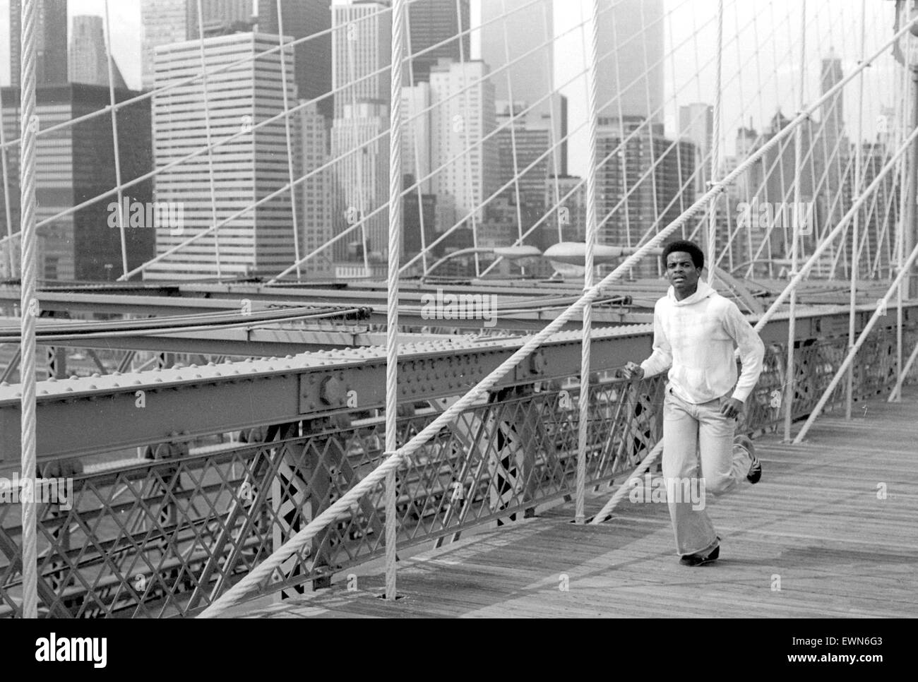 NEW YORK USA, A JOGGER ON BRUKLINE BRIDGE BLACK AND WHITE Stock Photo