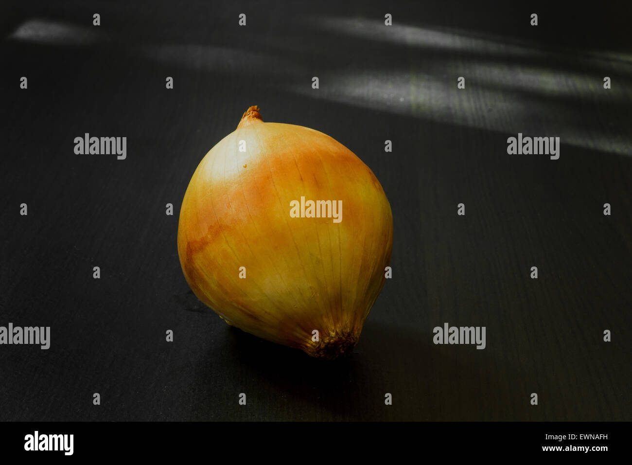 Onion bulb dark fruit hi-res stock photography and images - Alamy