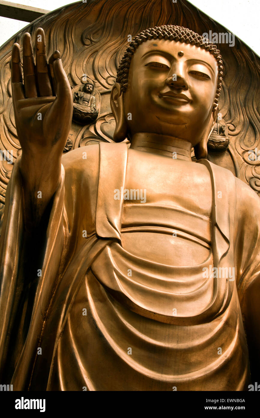 Bronze buddha statue hires stock photography and images Alamy