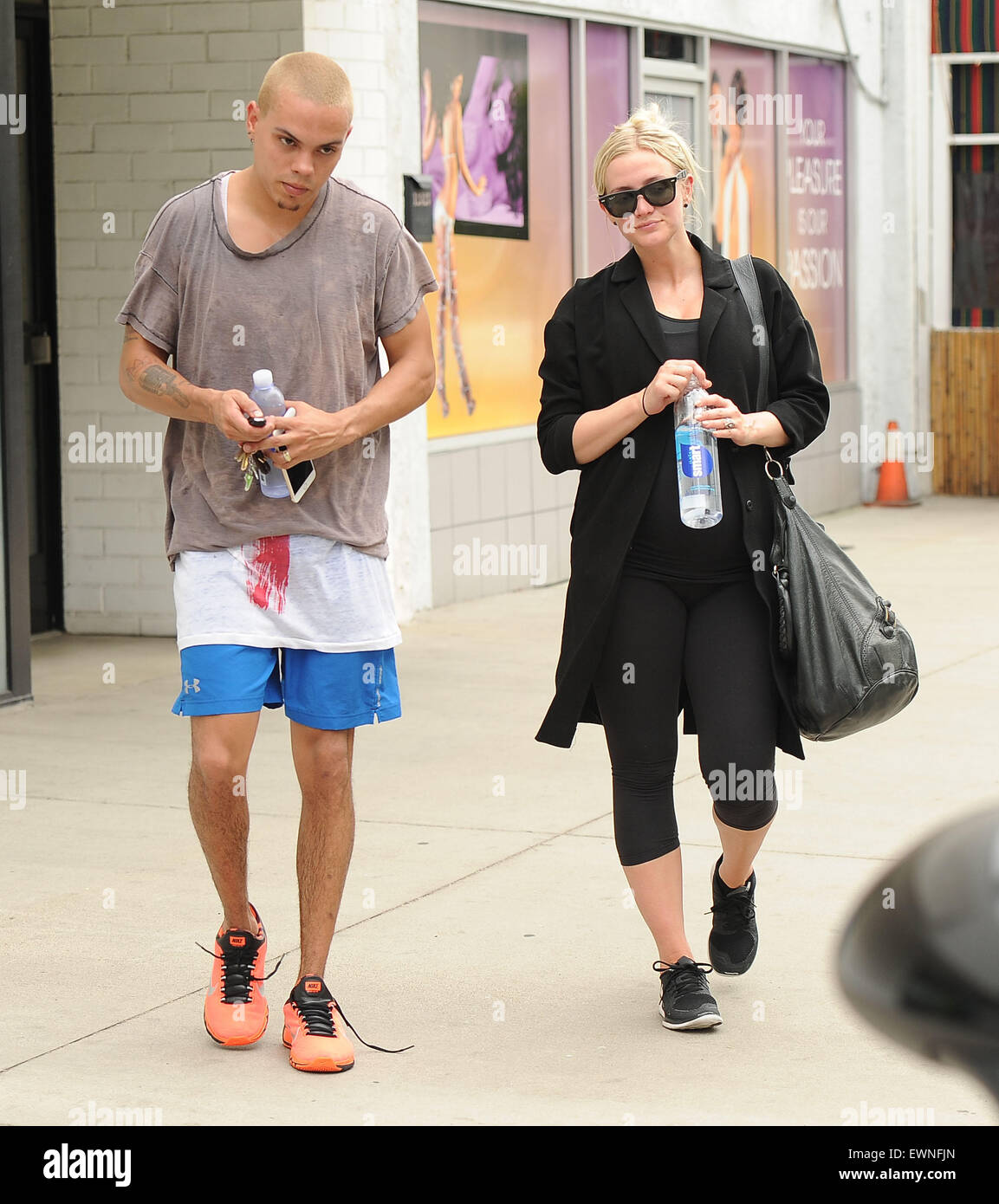 A pregnant Ashlee Simpson and Evan Ross finish a workout at Tracy Anderson  gym Featuring: Ashley Simpson Evan Ross Where: Los Angeles, California,  United States When: 22 Apr 2015 Stock Photo - Alamy