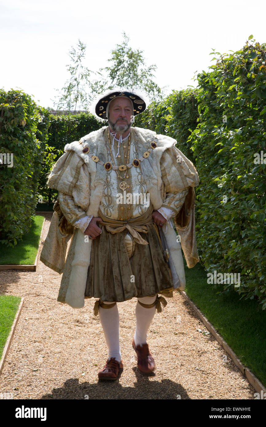 East Molesey, UK. 29th June, 2015. King Henry Vlll lookalike in the maze at Hampton Court Palace on press day. Credit:  Keith Larby/Alamy Live News Stock Photo