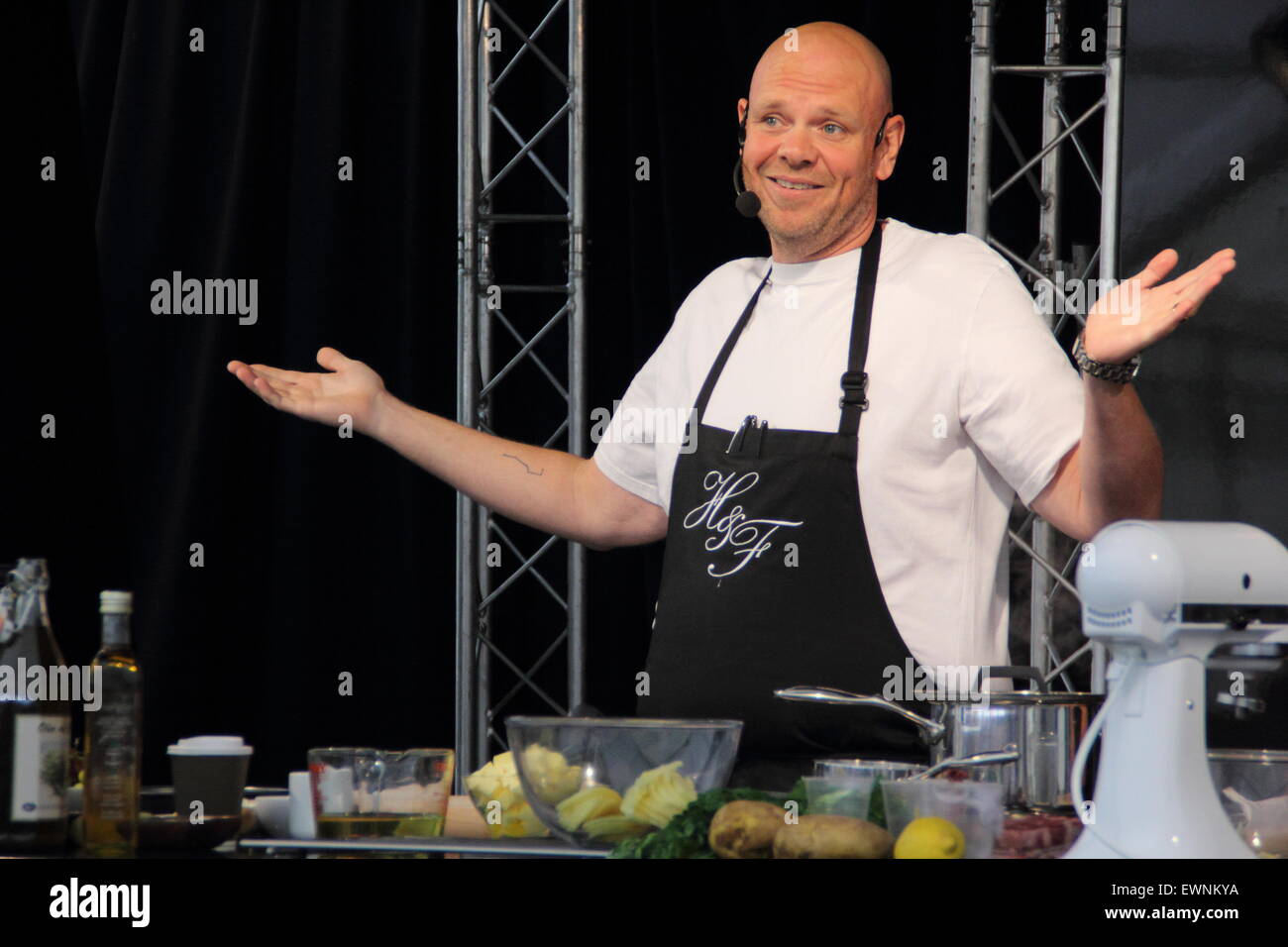 Celebrity TV chef and author, Tom Kerridge gives a cookery demonstration at Chatsworth Country Fair, England UK 2015 Stock Photo