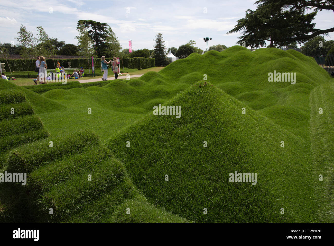 Sculpture rhs gardens hires stock photography and images Alamy