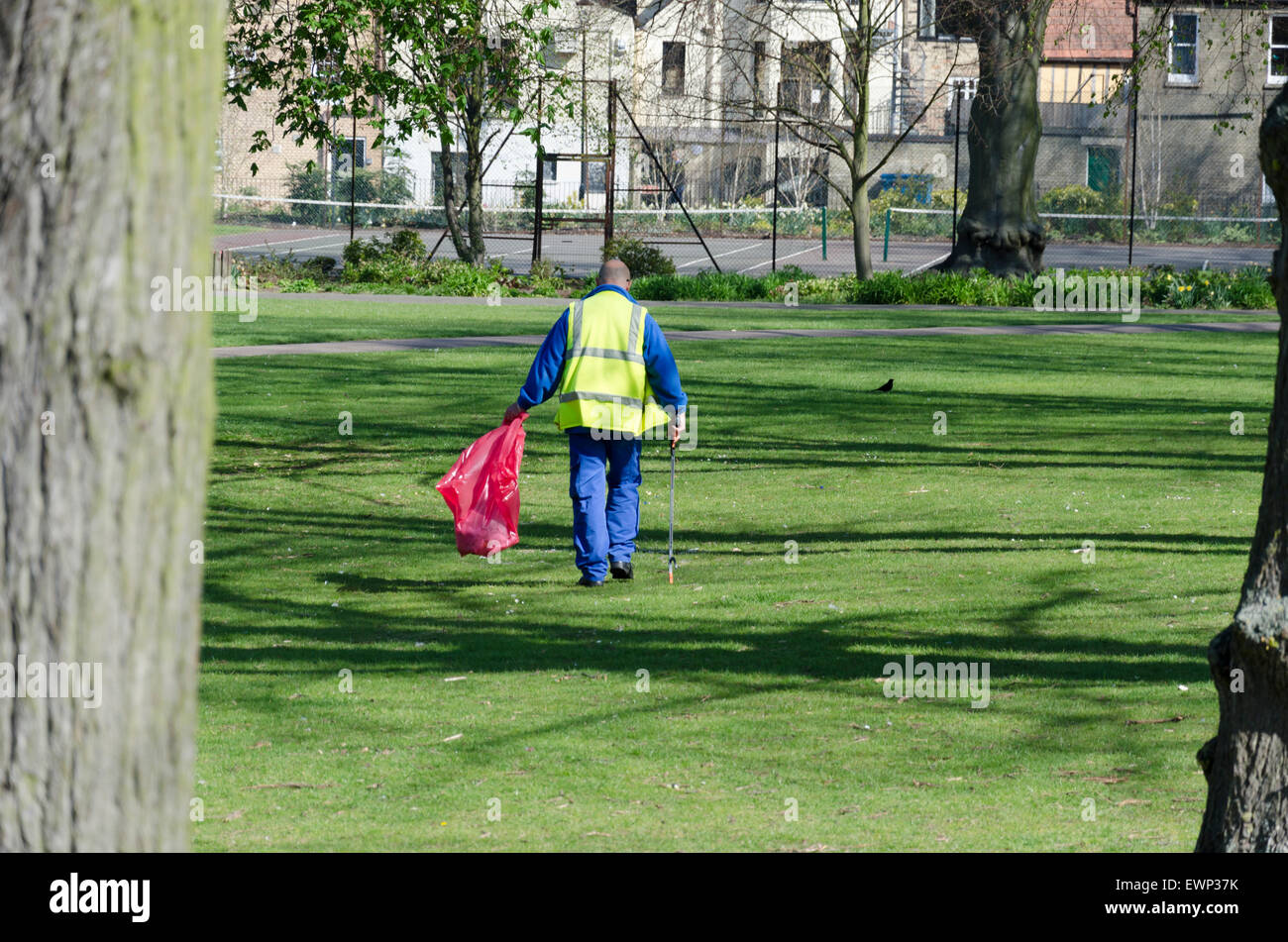 Council worker picking up litter on Christ's Pieces in Cambridge Stock Photo