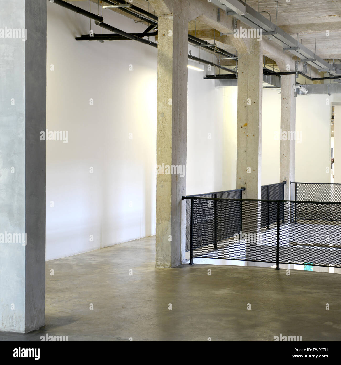 Empty gallery space white hi-res stock photography and images - Alamy
