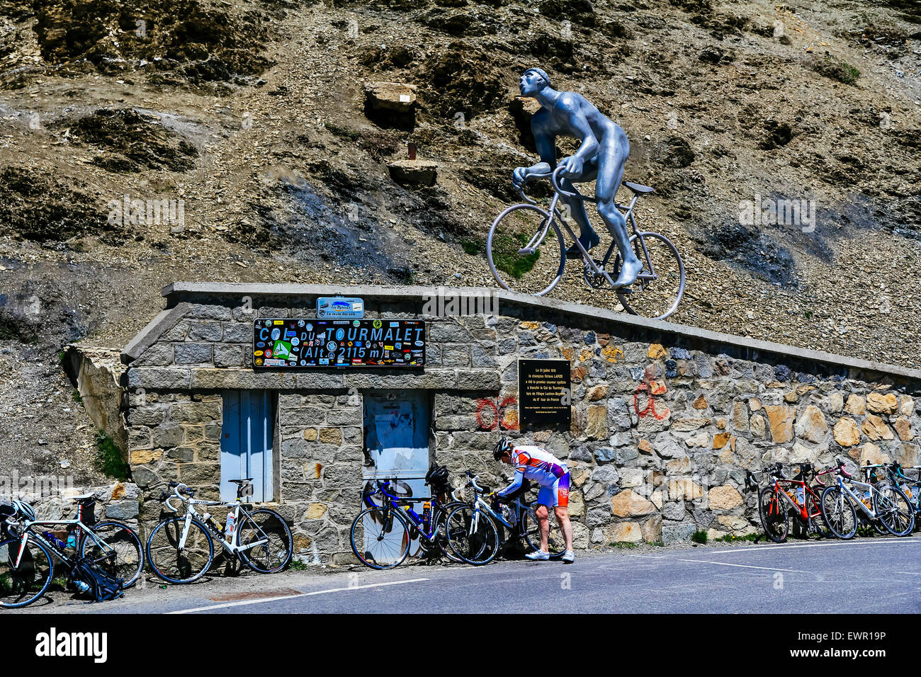 Cyclists in front of monument to Octave Lapize at the top of the Col du Tourmalet, French Pyrenees, France Stock Photo