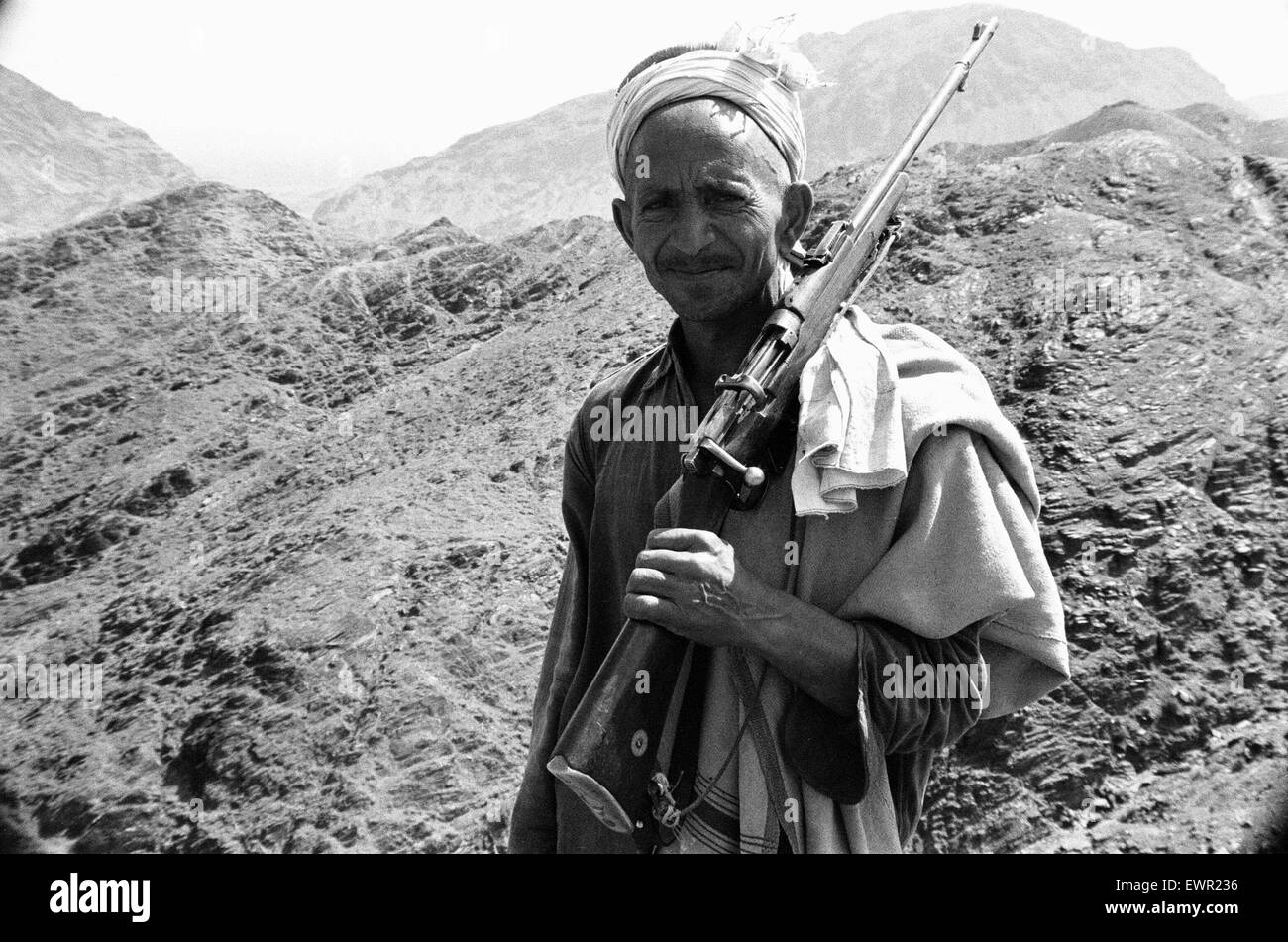 Old Pathan tribesman carries a old bolt action rifle at the Khyber Pass on the border between Pakistan and Afghanistan. April 1977 Stock Photo