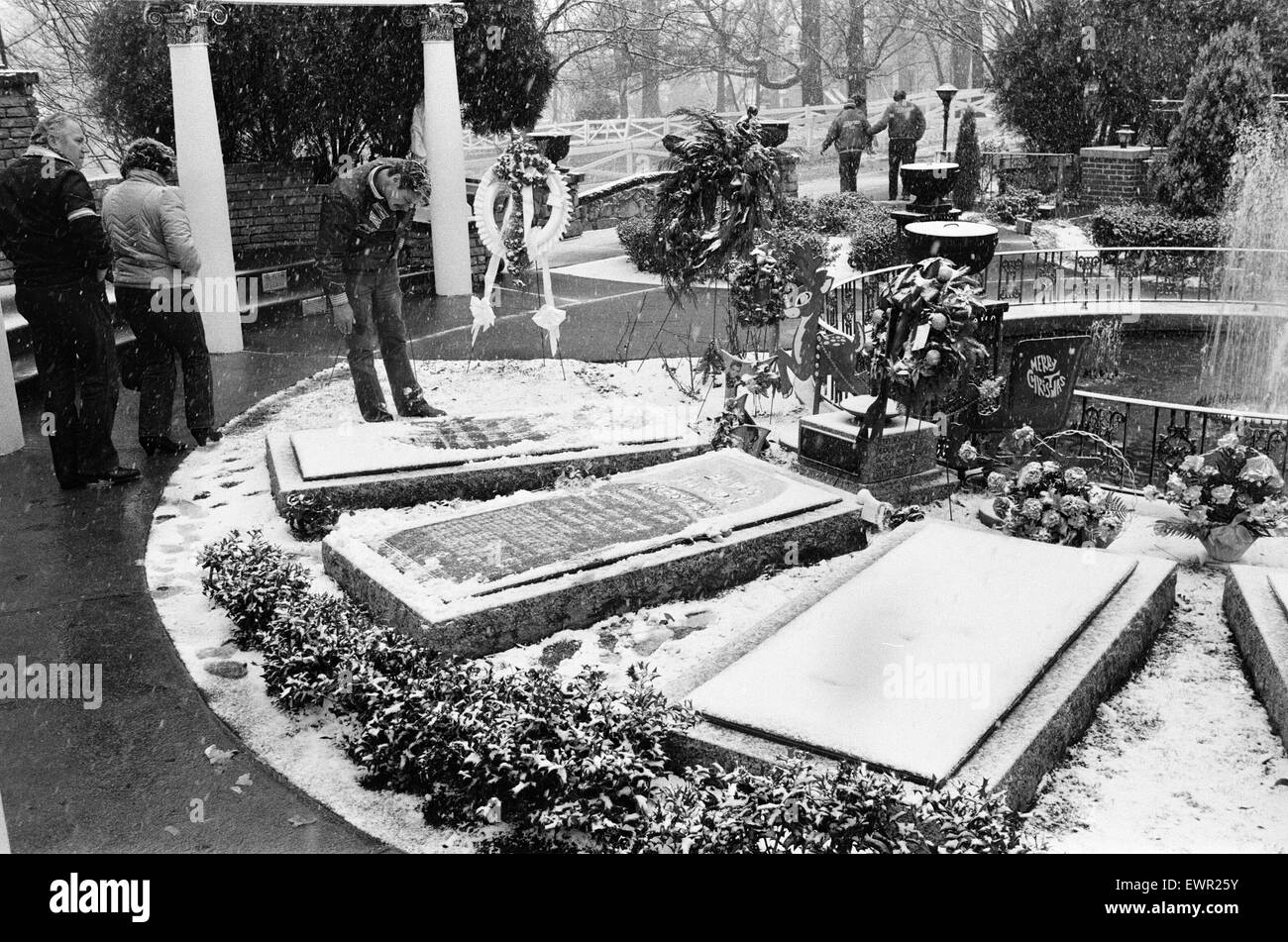 Elvis Presley Grave, Graceland Mansion, Memphis, Tennessee, USA, 4th January 1985. Stock Photo