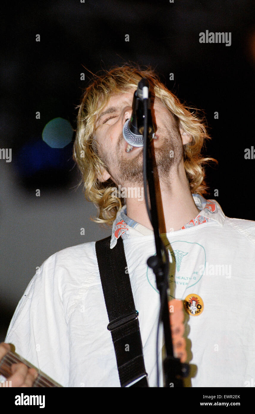 Kurt Cobain, lead singer of Seattle-based grunge rock group Nirvana, on  stage during the group's headlining performance at the Reading Festival.  30th August 1992 Stock Photo - Alamy
