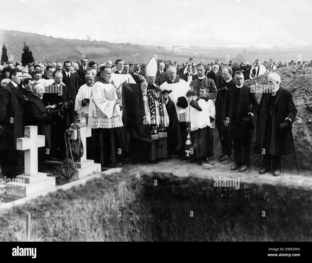 RMS Lusitania, ocean liner, owned by the Cunard Line, was torpedoed by German U-boat on Friday 7th May 1915. Our picture shows, murdered passengers are laid to rest, Old Church Cemetery of Queenstown, a seaport town on the south coast of County Cork, Irel Stock Photo