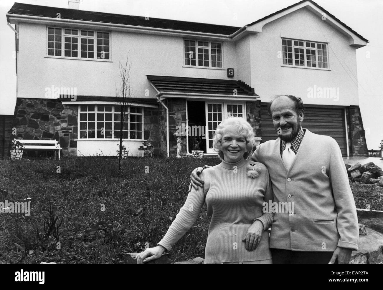 Tom Jones parents Thomas and Freda Woodward outside their home in Clos Cefn  Bychan. 19th July 1976 Stock Photo - Alamy