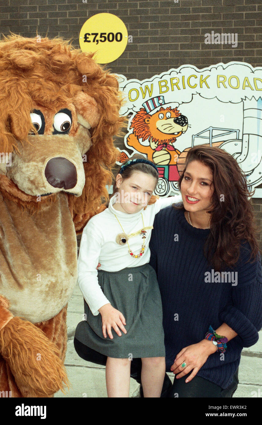 The Loco Lion appeal was launched at North Tees Hospital by Gladiator Diane Youdale (Jet).  Courage the Lion (appeal Mascot) is pictured with 8-year-old Fiona McLain and Diane Youdale. 8th September 1995. Stock Photo