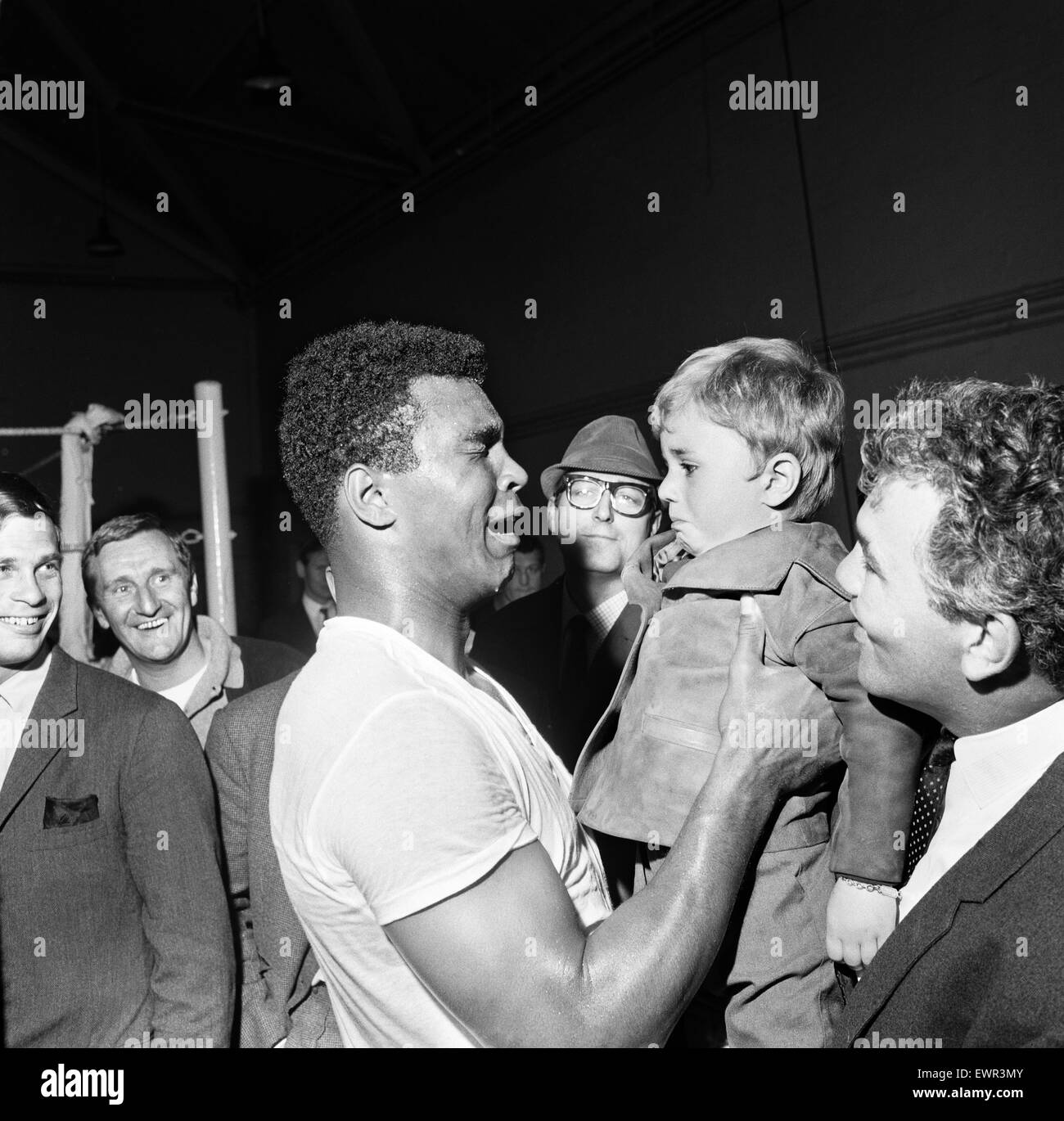 Cassius Clay Muhammad Ali With 3 Year Old Mark Griffiths Who S Dad Used To Be A Boxer 13th May 1966 Stock Photo Alamy