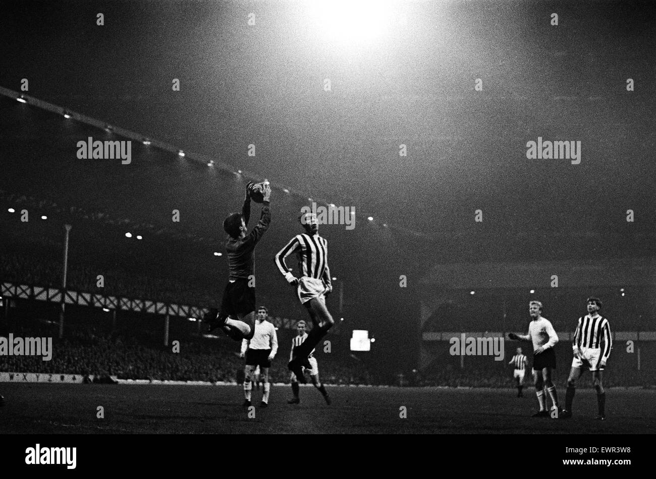 Everton v Kilmarnock at Goodison Park, Fairs Cup 2nd round 2nd leg. Up goes Andy Rankin, the Everton and England under 23 goalkeeper, to foil Brian McIlroy, the Kilmarnock right winger. 23rd November 1964. Stock Photo