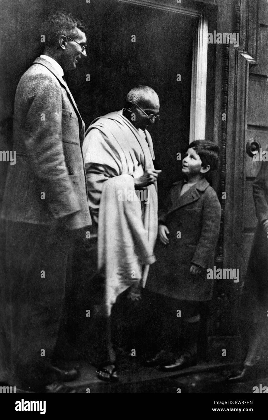 Mohandas 'Mahatma' Gandhi, leader of the  Indian independence movement in British-ruled India, pictured during his visit to Britain in 1931. Here he is pictured with mr J S Hoyland and his son at Woodbrooke College in Selly Oak during his visit to Birming Stock Photo
