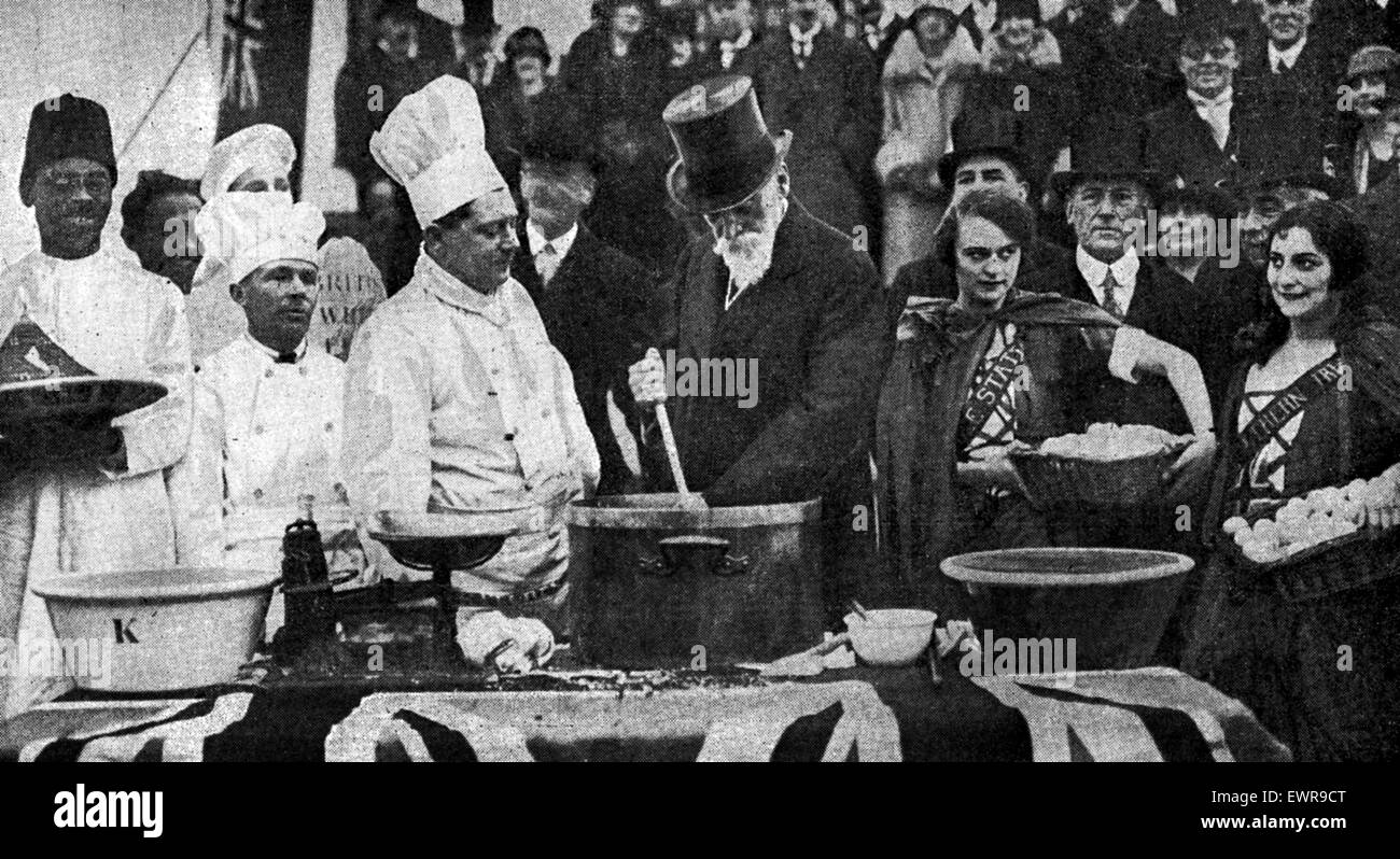 Lord Meath, Reginald Brabazon, 12th Earl of Meath pictured  stirring ingredients for the ceremonial Empire Christmas pudding, which King George V has consented to receive from the Empire Day movement. Adelaide House, London Bridge, London, 1st December 19 Stock Photo