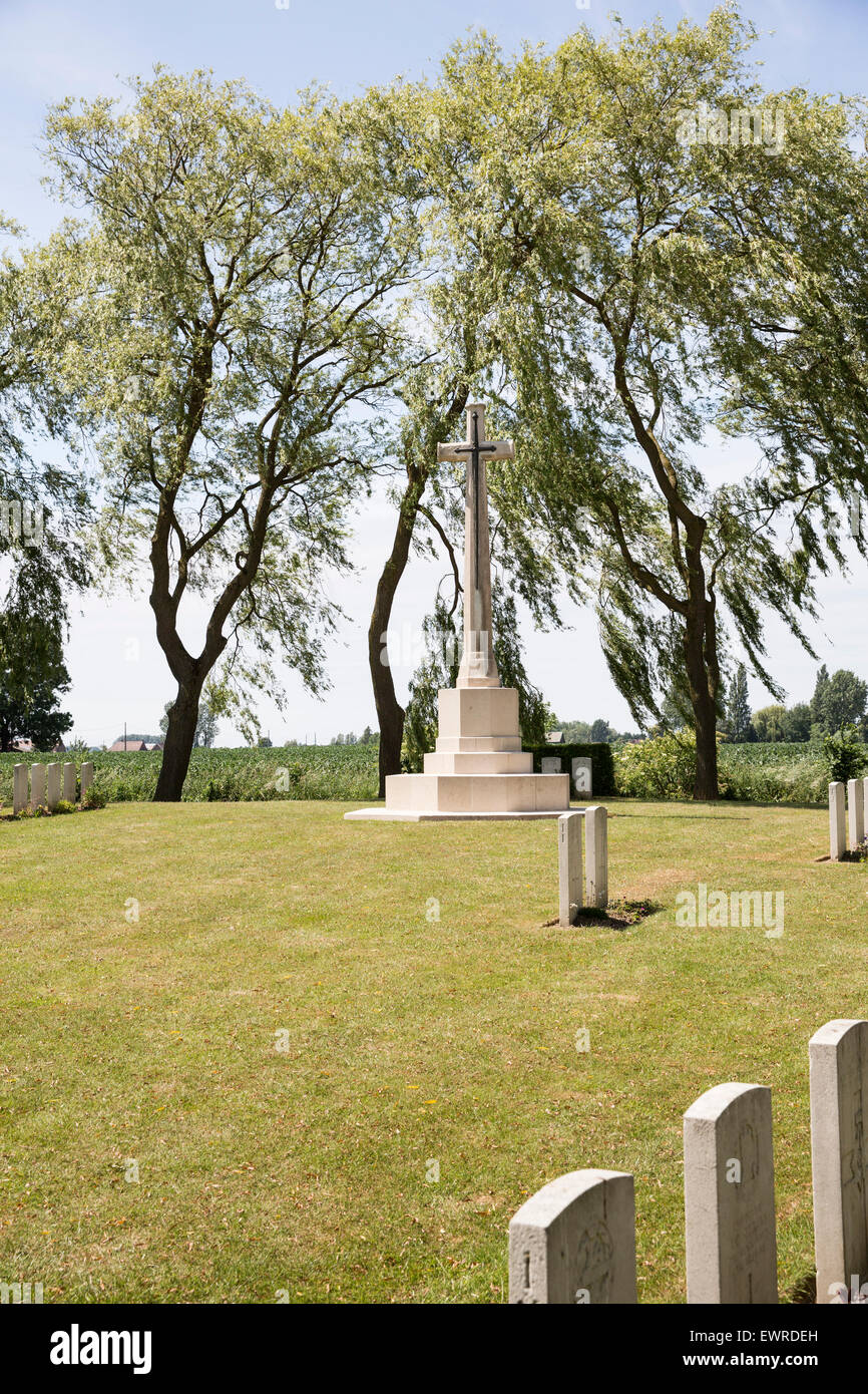 Cross of Sacrifice at Le Trou Aid Post CWGC Cemetery of the Great War ...