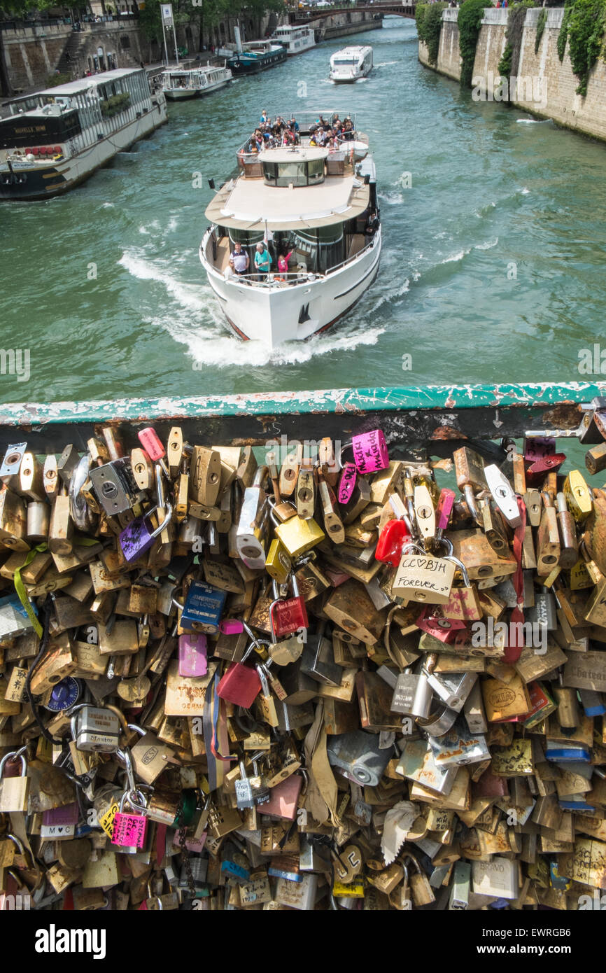 Love padlocks on Pont de Bridge.Photo a few