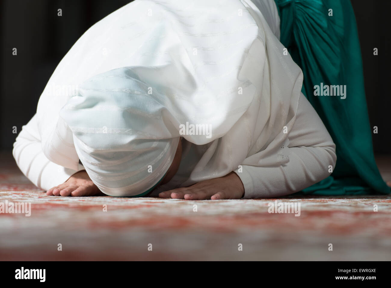 Молитва мусульманских женщин. Мусульманка молится. Мусульманка намаз. Мусульманский намаз женщины. Намаз для женщин.