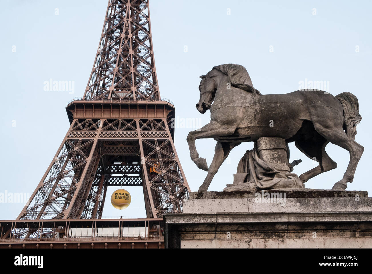 Horse statue and eiffel tower hires stock photography and images Alamy