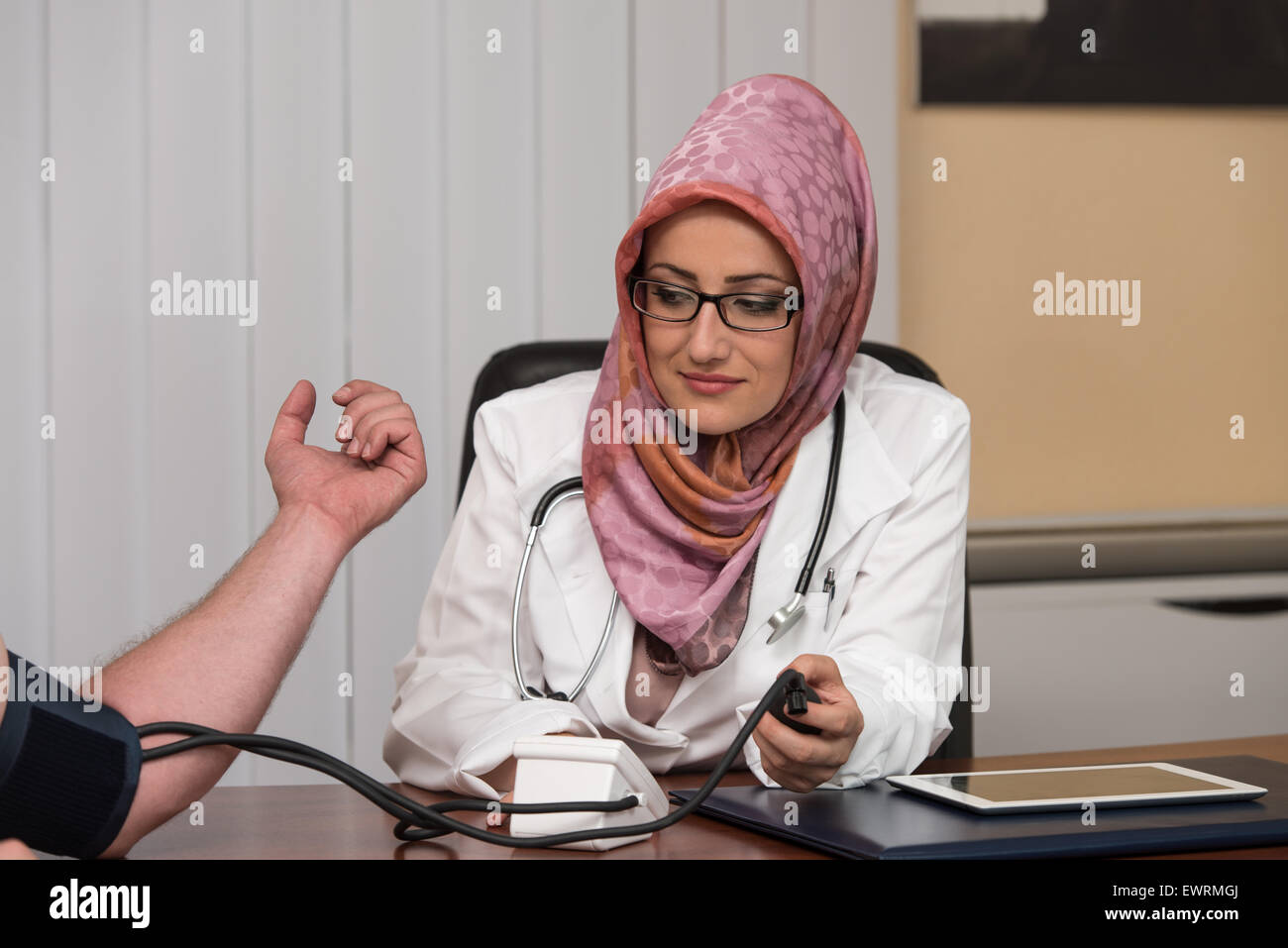 Врач мусульман. Медики мусульмане. Доктор мусульманин. Женщины в Дубае врачи. Арабский доктор.