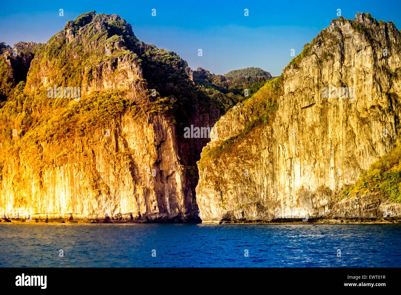 Beach beauty boat sunset hi-res stock photography and images - Alamy