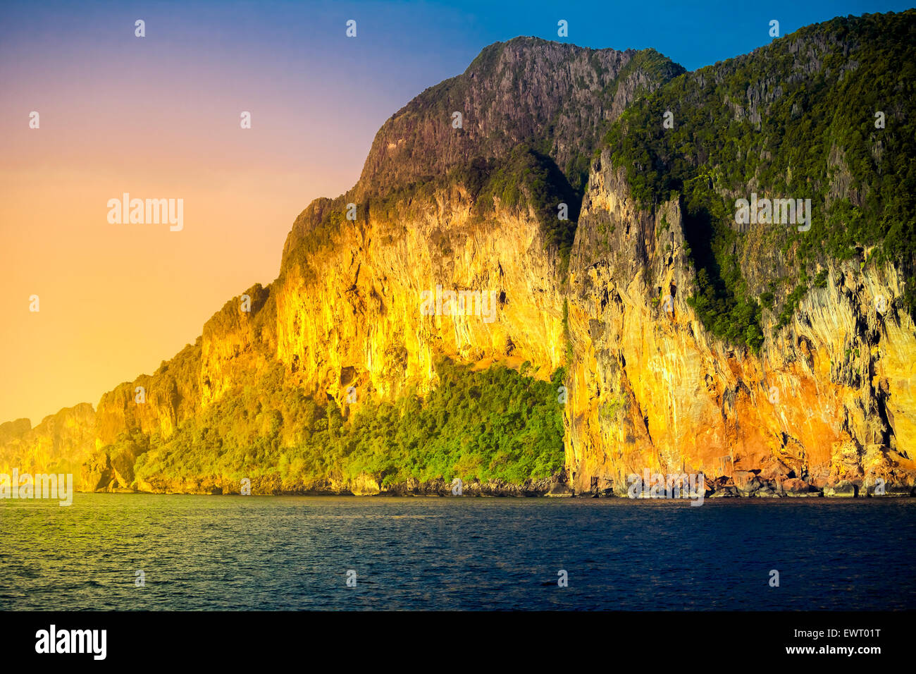 Beach beauty boat sunset hi-res stock photography and images - Alamy