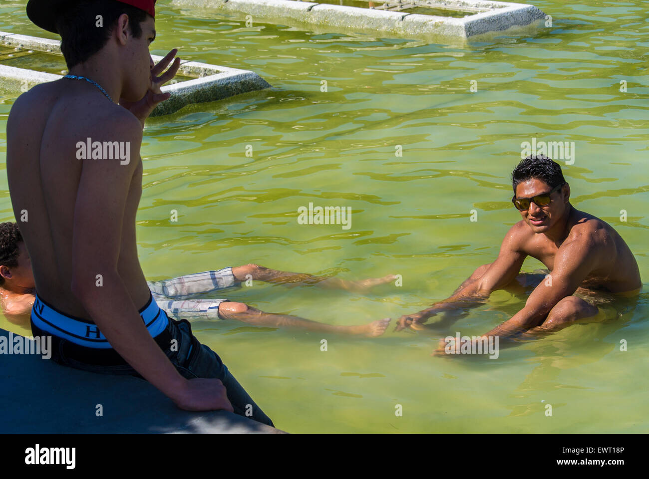 Paris heat wave eiffel tower hi-res stock photography and images - Alamy