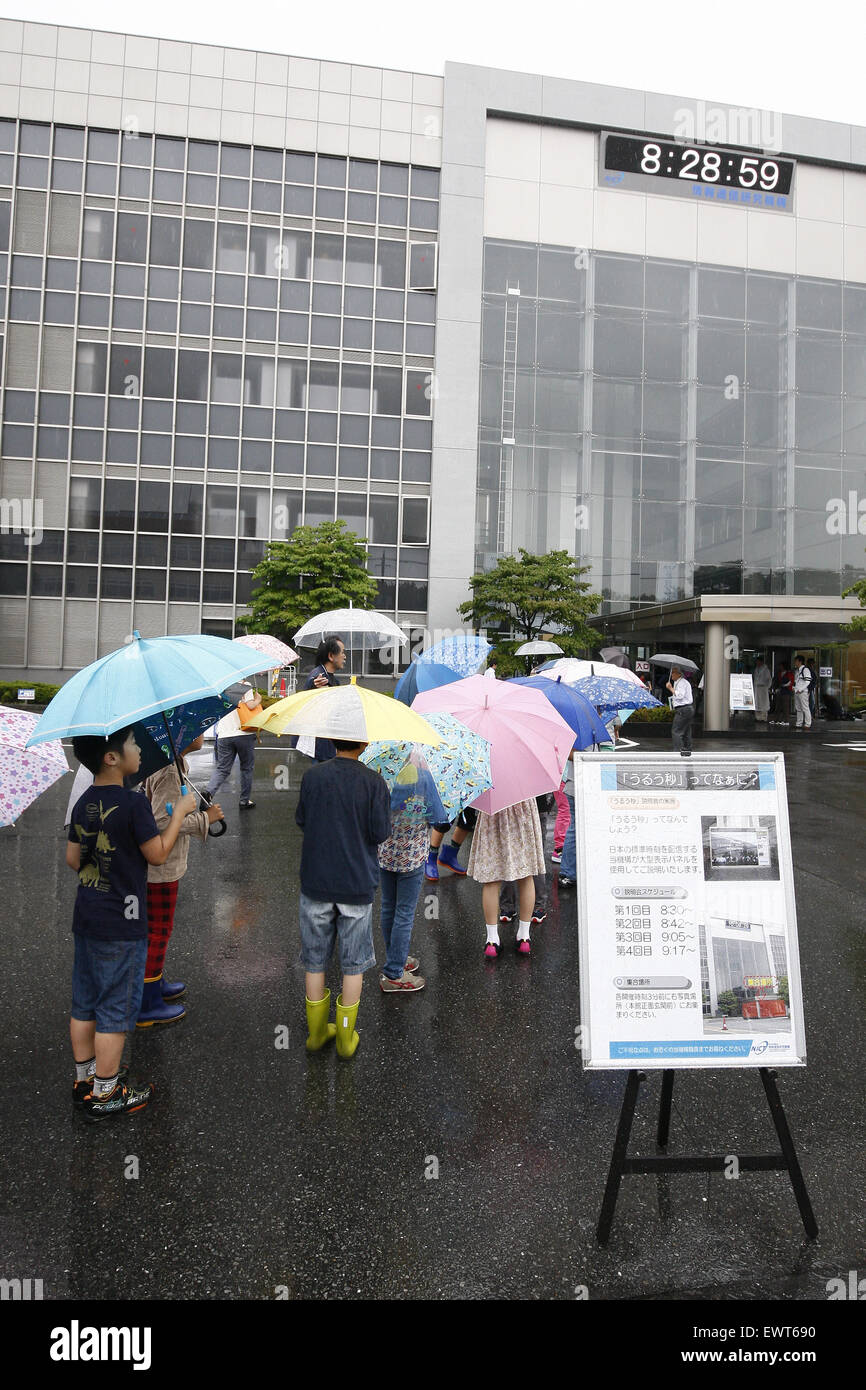 Tokyo, Japan. 1st July, 2015. People brave the rain to see the rare display of a leap second being added at 08:59:60 at the National Institute of Information and Communications Technology in Koganei outside Tokyo, Japan on July 1, 2015. The extra leap second was added to clocks around the world to adjust the gap between the Earth's rotation and atomic clocks. © Shingo Ito/AFLO/Alamy Live News Stock Photo
