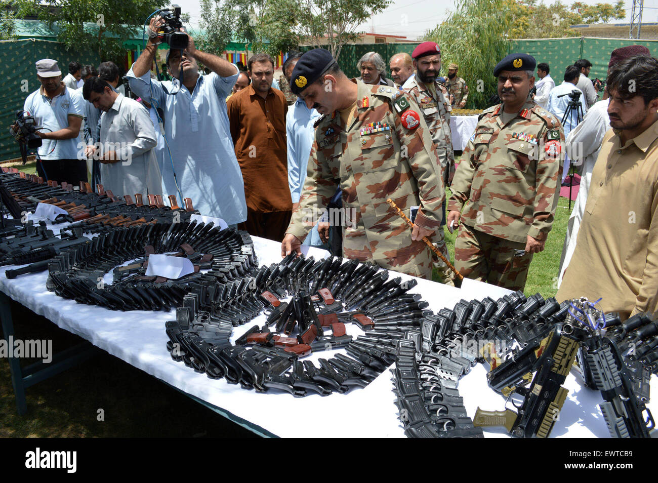 Quetta. 30th June, 2015. Paramilitary frontier corps' officers display ...