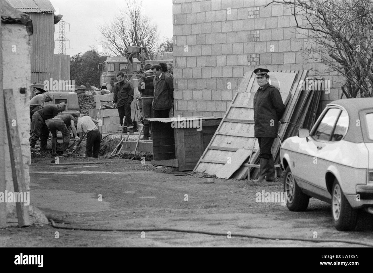 Police Investigation into disappearance of haulage contractor  George Brett and his son Terry Brett aged 10, who are missing under mysterious circumstances. Pictured, Police search Mount Pleasant Farm at Hornchurch, Essex, 12th October 1976. Stock Photo