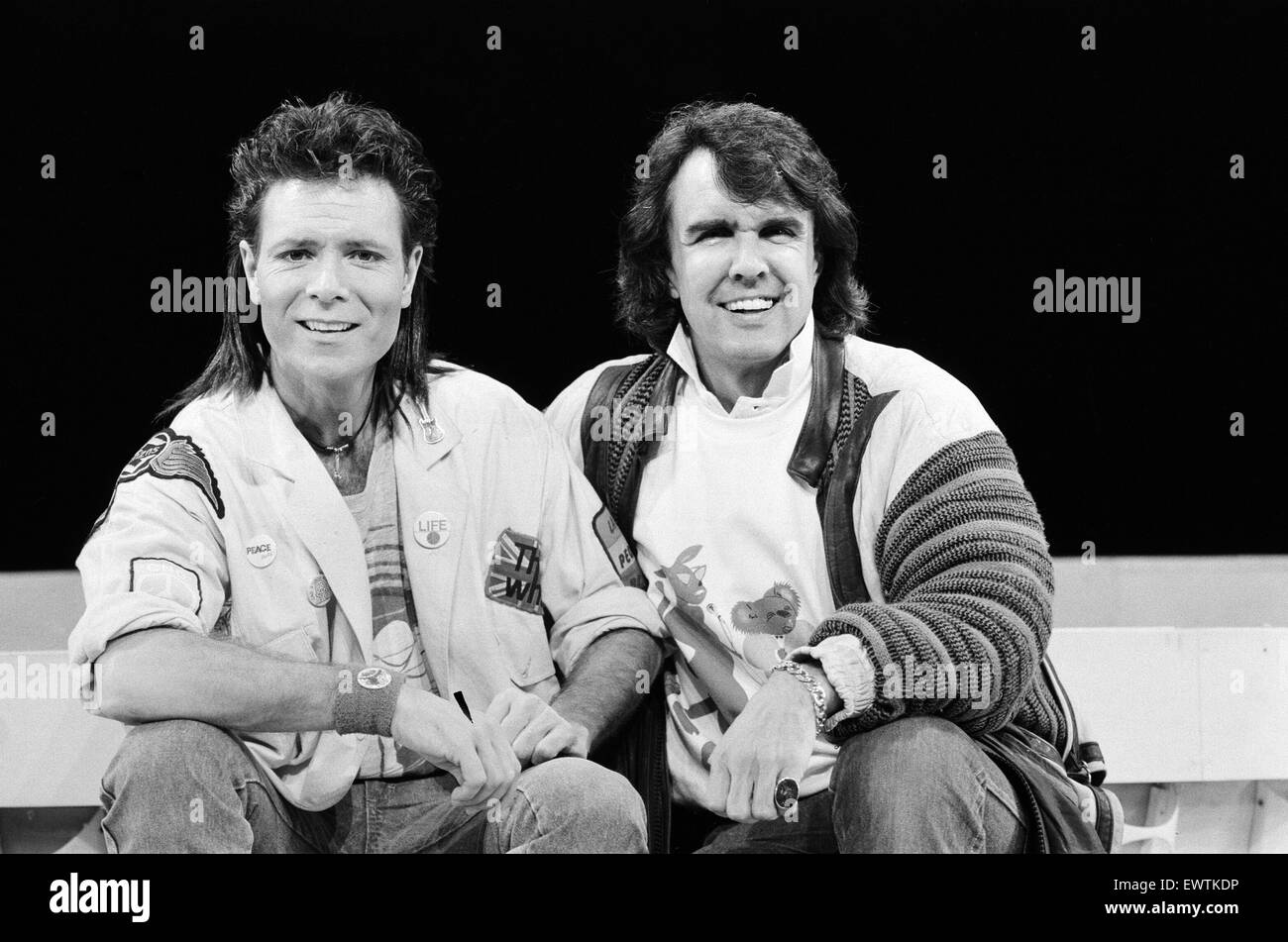 Cliff Richard and the cast of the musical 'Time' attend a photocall held at the Dominion Theatre. 25th March 1986. Stock Photo