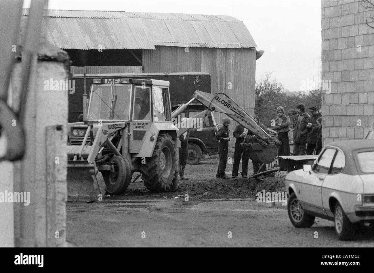 Police Investigation into disappearance of haulage contractor  George Brett and his son Terry Brett aged 10, who are missing under mysterious circumstances. Pictured, Police search Mount Pleasant Farm at Hornchurch, Essex, 13th October 1976. Stock Photo