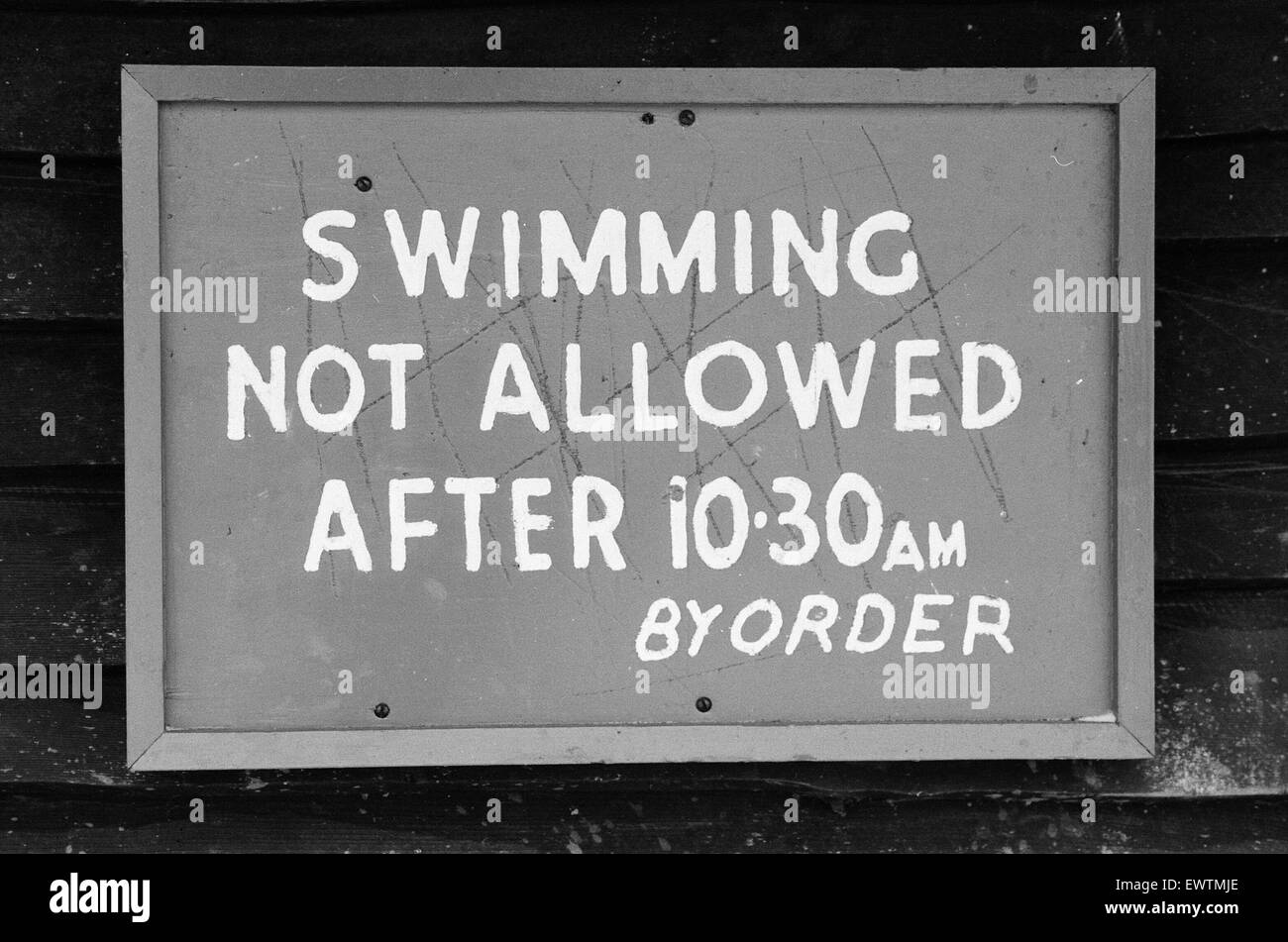 No Swimming Sign hear frozen lake, Sutton Park, Birmingham, England, 17th February 1986. Swimming Not Allowed After 1030am By Order. Stock Photo