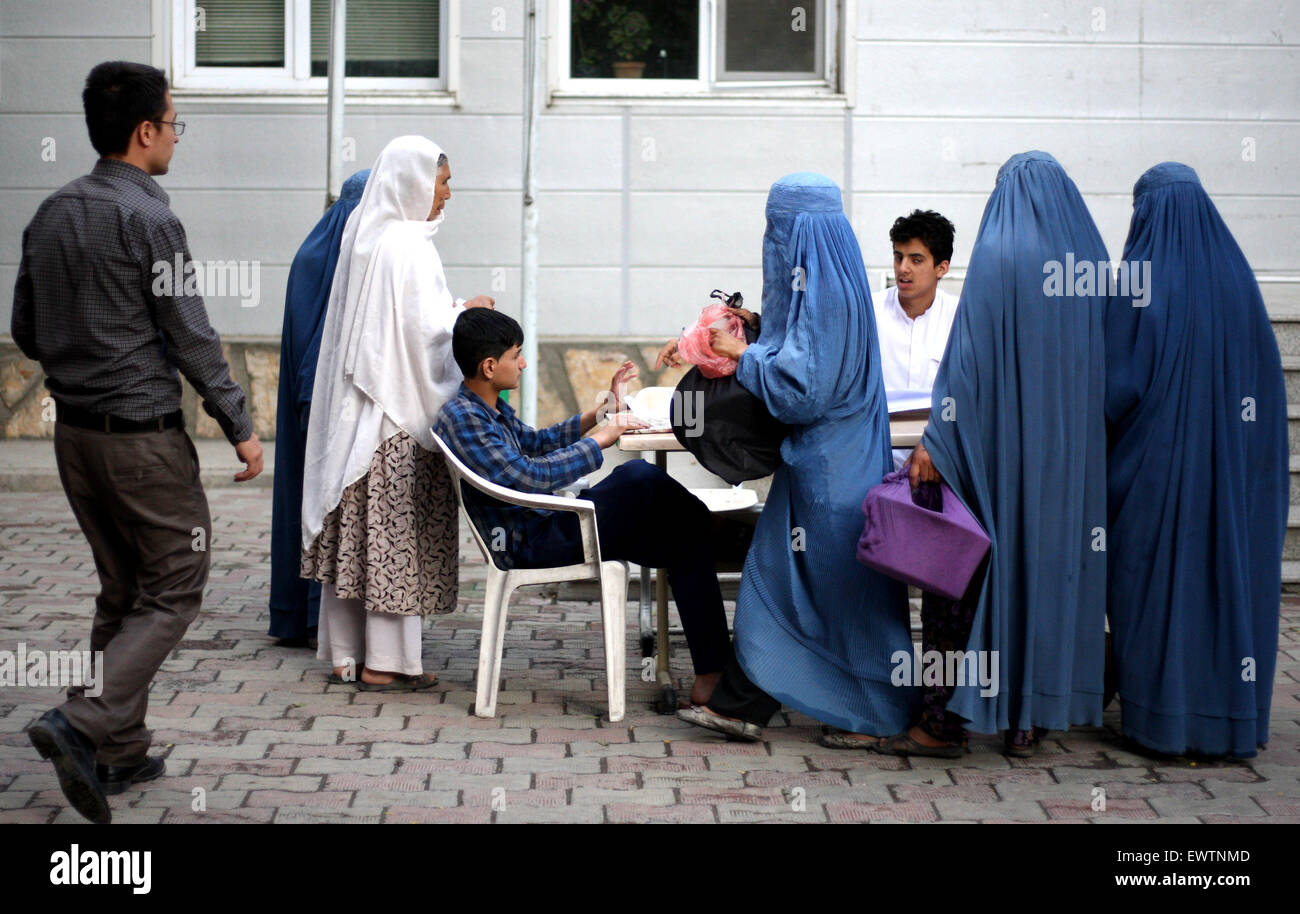 (150701) -- KABUL, July 1, 2015 (Xinhua) -- Afghan women wait to receive food donated by Afghan-Turk High School during the holy month of Ramadan in Kabul, Afghanistan, July 1, 2015. (Xinhua/Ahmad Massoud) Stock Photo