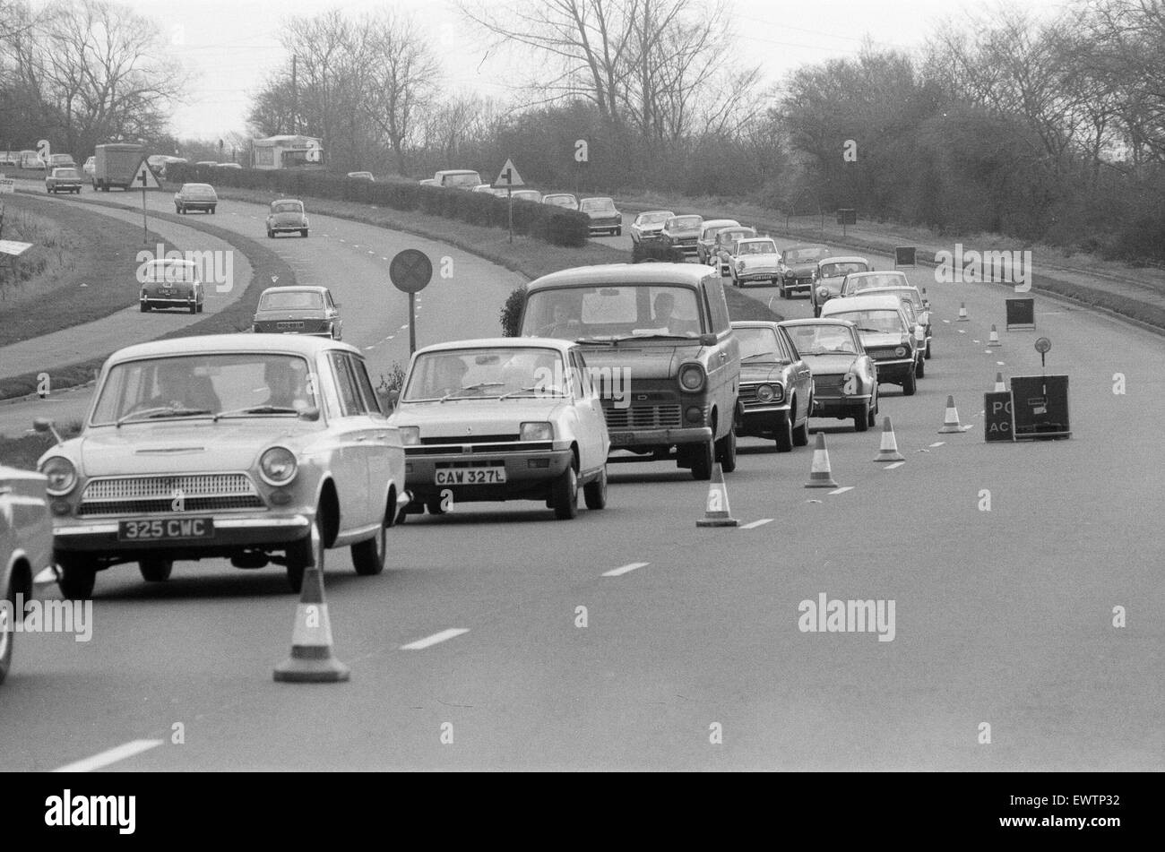 Police road blocks on A127 Southend Road, asking motorists to help with their enquiries into disappearance of haulage contractor  George Brett and his son Terry Brett aged 10, who are missing under mysterious circumstances. London. 11th January 1975. Stock Photo