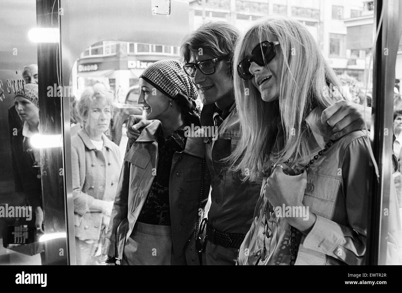 Yves Saint Laurent, designer pictured outside his first London Rive Gauche store on New Bond Street, London, opening day of boutique, and with muses Louise de La Falaise, aka Loulou (left) and Betty Catroux (right). 10th September 1969. Stock Photo