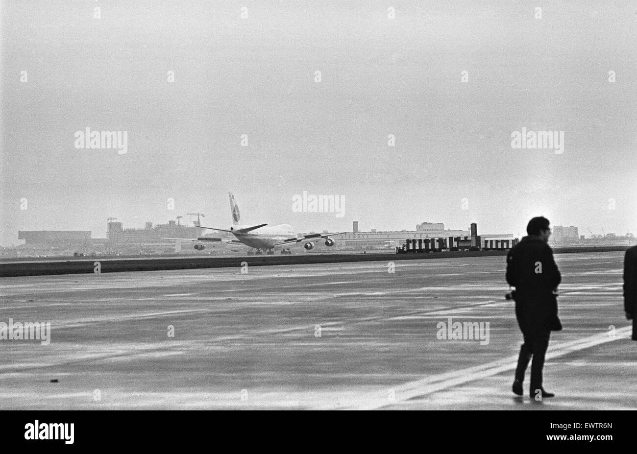 Heathrow runway Black and White Stock Photos & Images - Alamy