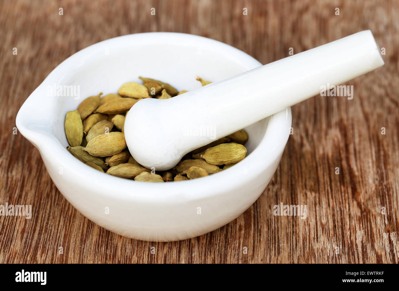 grinding cardamom without a mortar and pestle