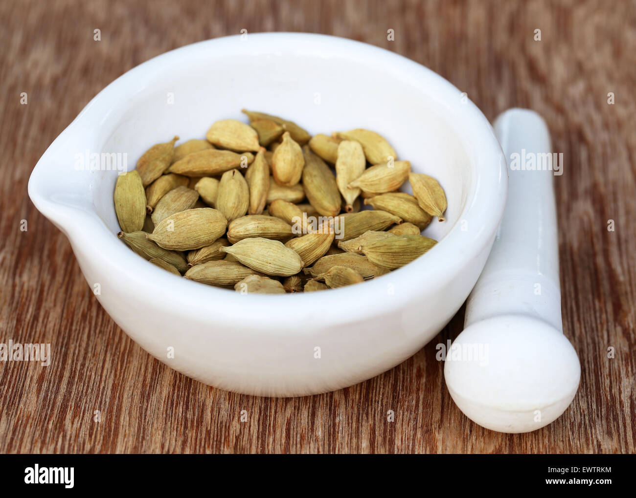 grinding cardamom without a mortar and pestle