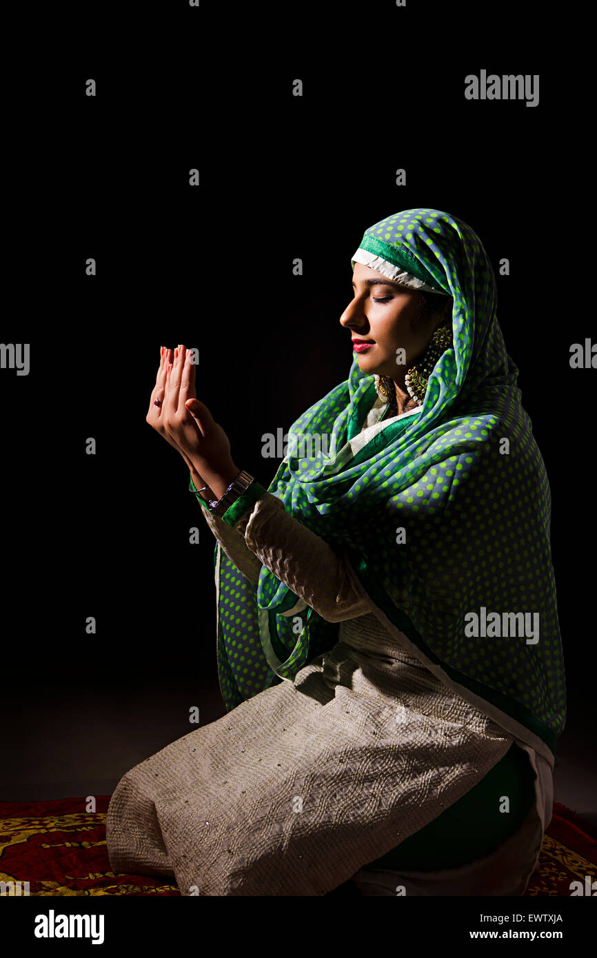1 indian Muslim woman Namaz Stock Photo - Alamy