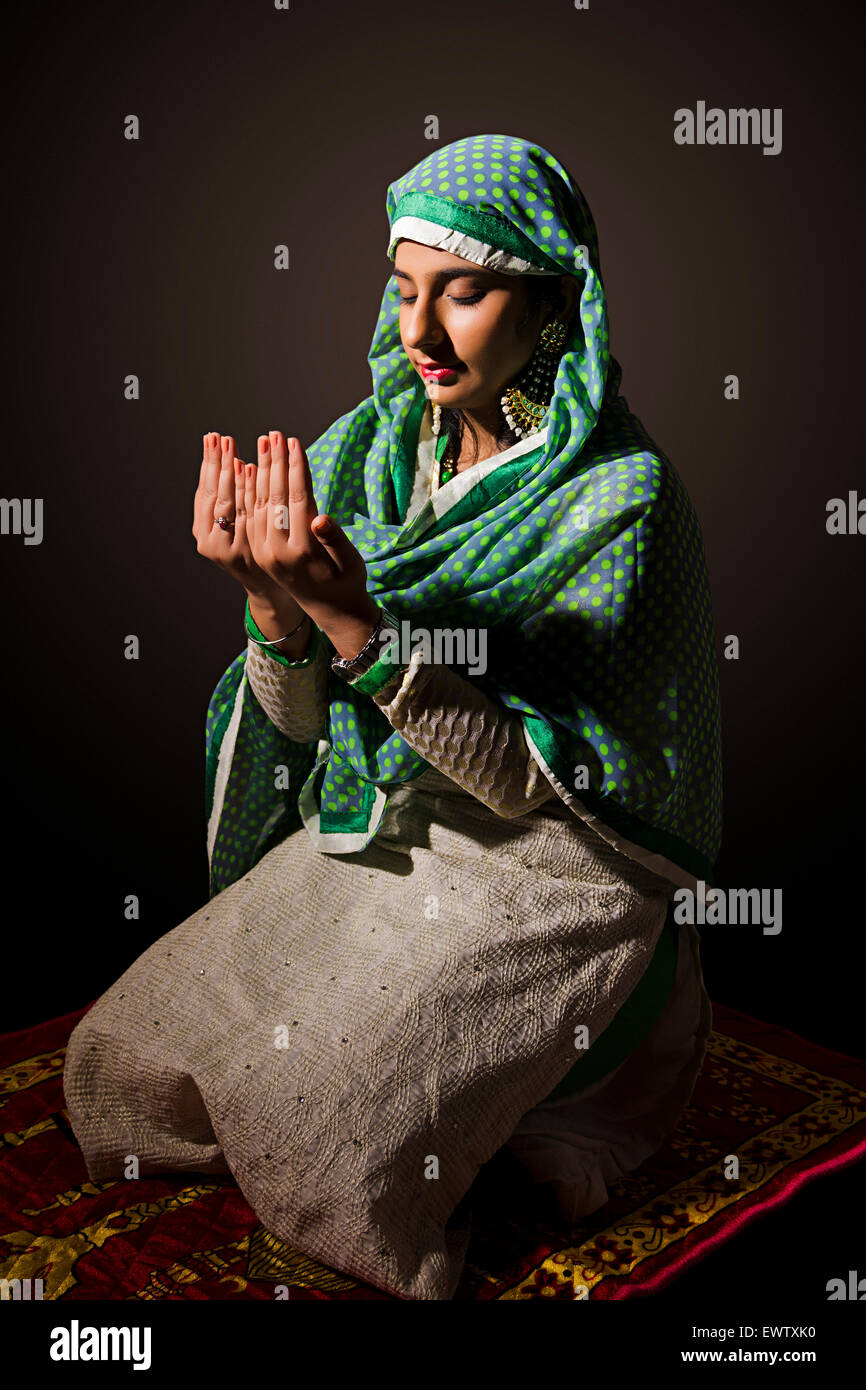 1 indian Muslim woman Namaz Stock Photo - Alamy